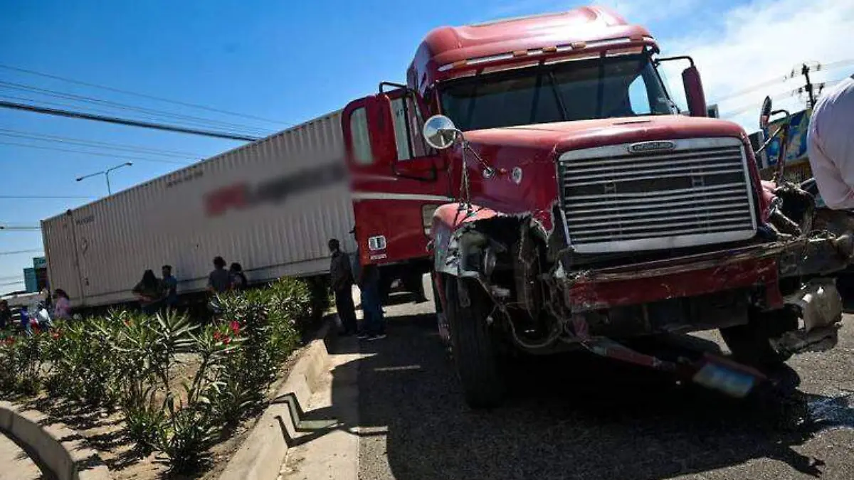 Sufre desmayo conductor de tráiler y choca siete unidad